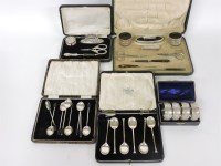 Lot 100 - Cased silver items