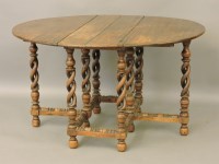 Lot 515 - An antique oval oak dining table