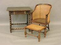 Lot 565 - An oak side table