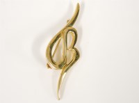 Lot 14 - A gold scrolling initial brooch