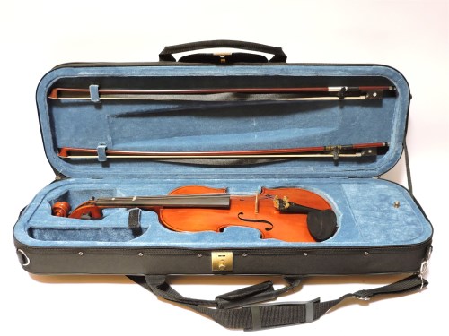 Lot 195 - A modern violin