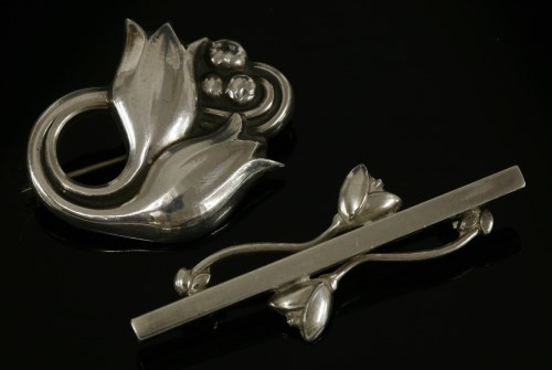 Lot 29 - A sterling silver tulip brooch