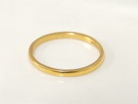 Lot 210 - A 22ct gold wedding ring