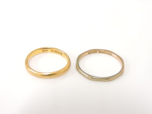 Lot 1005 - A 9ct gold faceted wedding ring