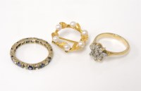 Lot 1035 - A gold diamond cluster ring