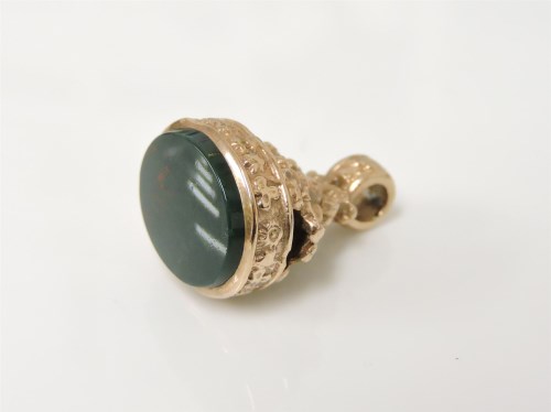Lot 1010 - A 9ct gold bloodstone seal