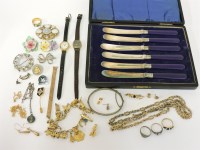 Lot 1064 - A 9ct gold garnet and split pearl bar brooch
