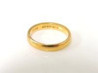 Lot 1008 - A 22ct gold court shaped wedding ring