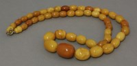 Lot 219 - An amber bead Necklace