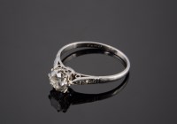 Lot 568 - A single stone diamond ring