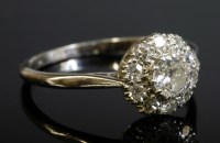 Lot 557 - A diamond set cluster ring