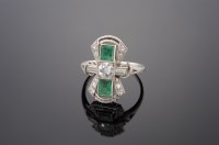 Lot 455 - An Art Deco diamond and emerald fingerline ring