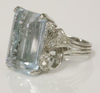 Lot 488 - An aquamarine and diamond cocktail ring