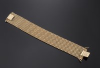 Lot 466 - A 9ct gold woven Milanese bracelet by Cropp & Farr