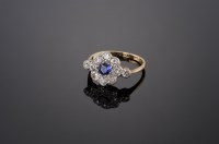 Lot 444 - An Edwardian sapphire and diamond daisy cluster ring