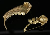 Lot 468 - A gold feather or plume brooch