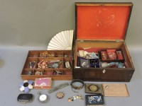 Lot 445 - A box with assorted items