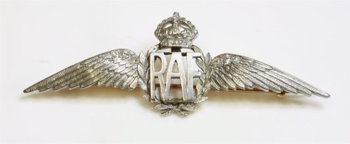 Lot 1002 - An RAF gold and platinum regimental wings brooch