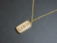 Lot 47 - A 9ct gold ingot and chain