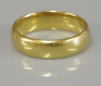 Lot 82 - A 22ct gold wedding ring