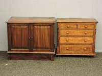 Lot 845 - A small oak chest of drawers