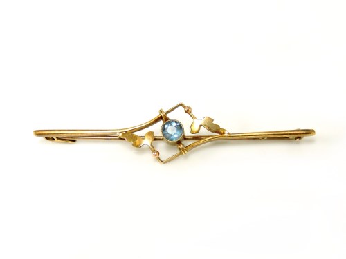 Lot 31 - A gold aquamarine bar brooch