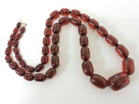 Lot 58 - A single row of graduated barrel shape bakelite beads necklace