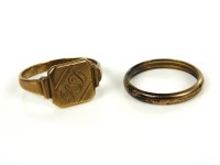 Lot 40 - A 9ct gold signet ring