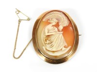 Lot 2 - A gold shell cameo brooch