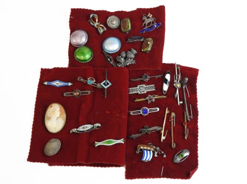 Lot 93 - A collection of brooches