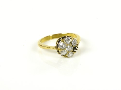 Lot 4 - A gold diamond cluster ring
