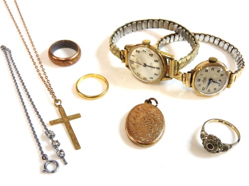 Lot 82 - A collection of jewellery to include a Latin cross and chain