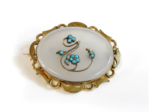 Lot 23 - A gold mounted Chalcedony 'forget me not' brooch