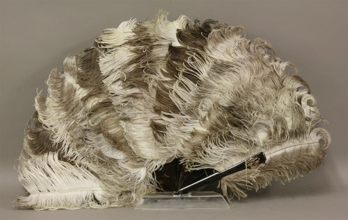 Lot 1211 - A late 19th century ostrich feather fan