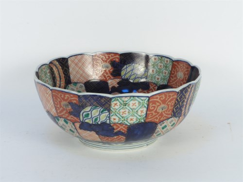 Lot 492 - A 20th century Imari bowl