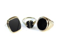 Lot 13 - A 9ct gold gentleman's oval onyx signet ring