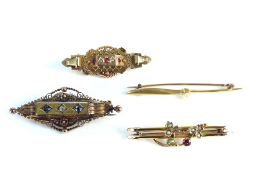 Lot 42 - A Victorian 15ct gold Etruscan style diamond and sapphire brooch