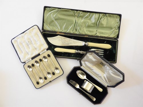 Lot 137 - A quantity of cased and uncased silver