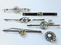 Lot 16 - Five assorted bar brooches