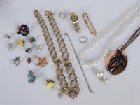 Lot 91 - A quantity of costume jewellery