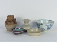 Lot 443 - A collection of ceramics