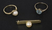 Lot 116 - A gold single cultured crossover pearl ring
