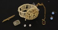 Lot 125 - A gold case and split pearl memorial brooch
