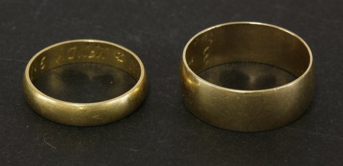 Lot 104 - An 18ct gold wedding ring