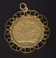 Lot 117 - A 1902 half sovereign in a gold scroll mount