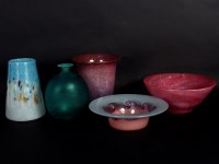 Lot 387 - A collection of glass vases and bowls