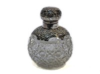 Lot 140 - An Edwardian silver mounted perfume bottle