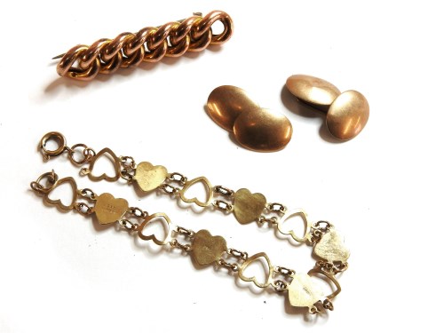 Lot 46 - A gold curb link bar brooch