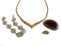 Lot 76 - A three colour gold 'v' shaped necklace
