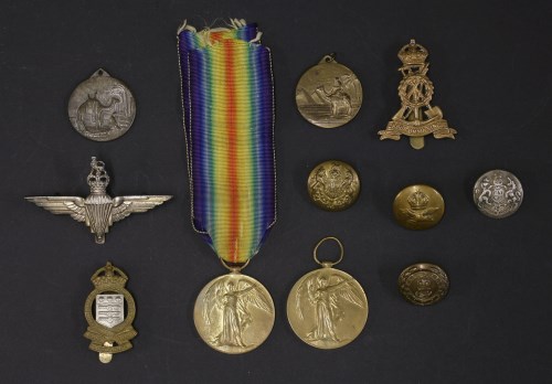 Lot 125 - A collection of militaria